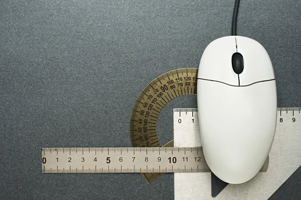 コンピューターのマウスと製図ツール — ストック写真