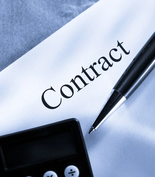 Contract conceptie met pen en rekenmachine — Stockfoto
