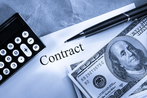 Contract conceptie met geld en rekenmachine — Stockfoto