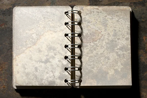 Σημειωματάριο στο σκουριασμένο πιάτο — Φωτογραφία Αρχείου