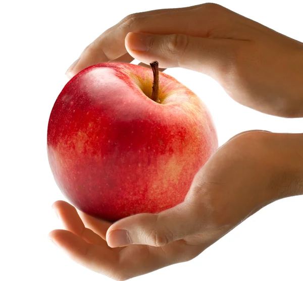 Мужские руки держат красное яблоко — стоковое фото