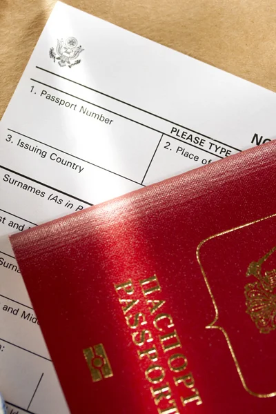 Formulario de solicitud con pasaporte — Foto de Stock