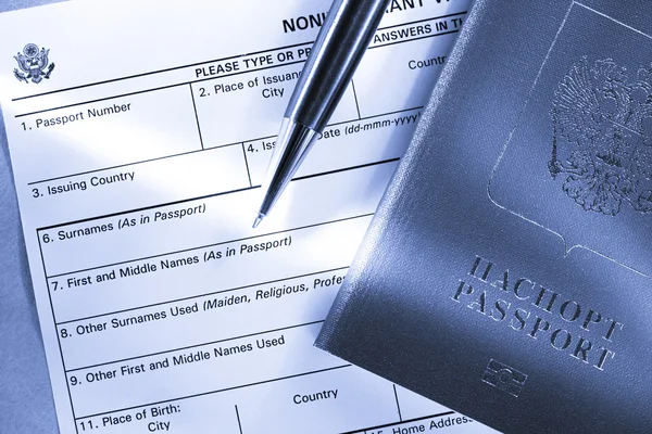 Ansökningsblankett med pass och penna — Stockfoto