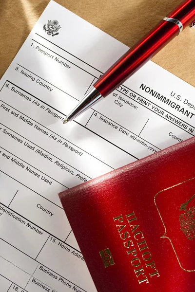 Formulario de solicitud con pasaporte y pluma — Foto de Stock