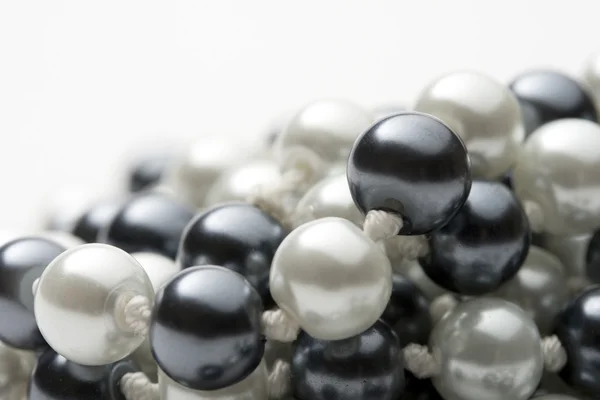 Cadena de perlas blancas y negras con piedras — Foto de Stock