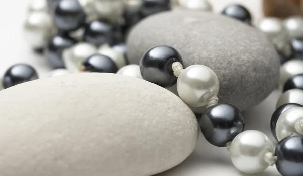 Kette aus schwarzen und weißen Perlen mit Steinen — Stockfoto