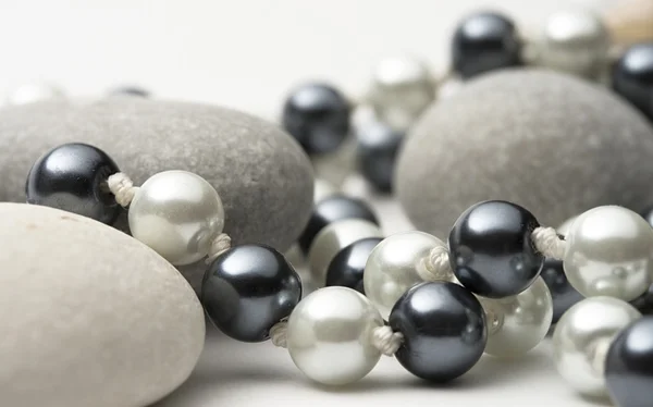Černé a bílé perlový náhrdelník s kameny — Stock fotografie