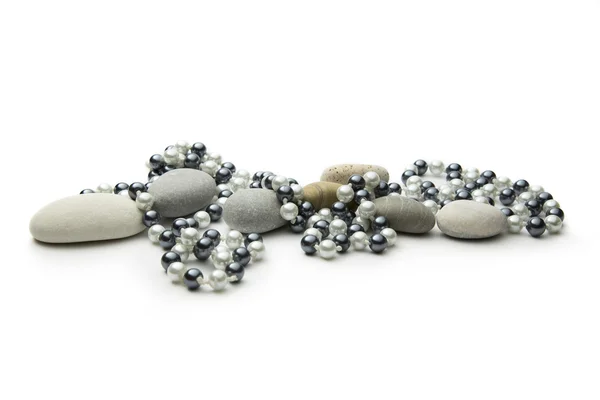 Zwart-wit parelsnoer met stenen — Stockfoto