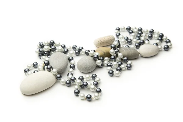 黑色和白色的珍珠和宝石的字符串 — 图库照片