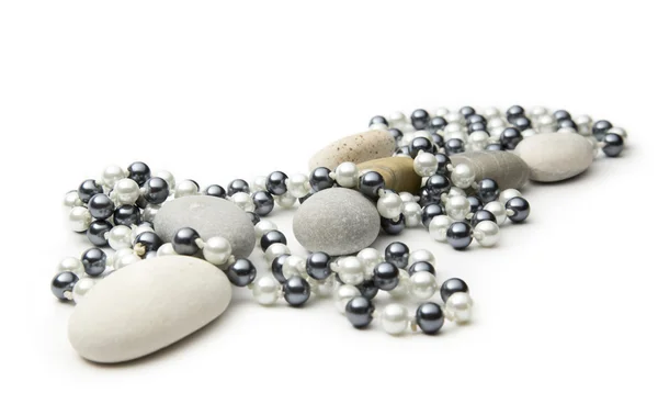 黒と白の真珠と石の文字列 — ストック写真