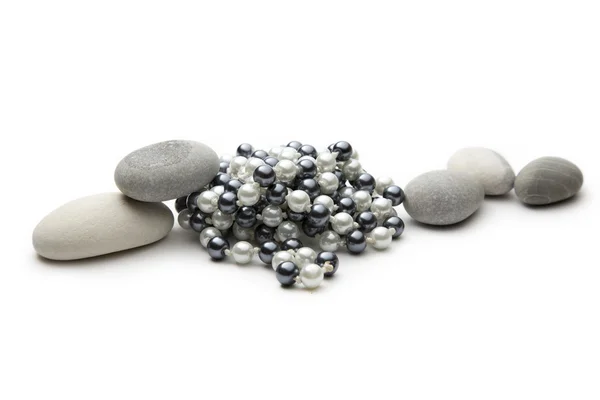 黒と白の真珠と石の文字列 — ストック写真