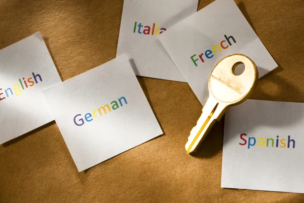 Karty s různými jazyky a klíč — Stock fotografie