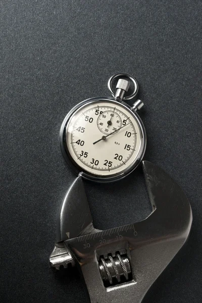 Γαλλικό κλειδί και χρονόμετρο — Φωτογραφία Αρχείου