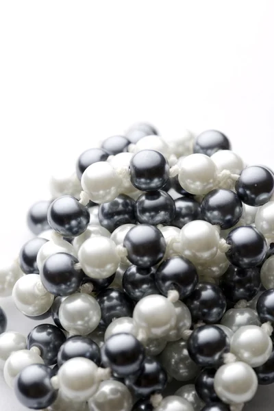 Рядок чорно-білих перлин — стокове фото