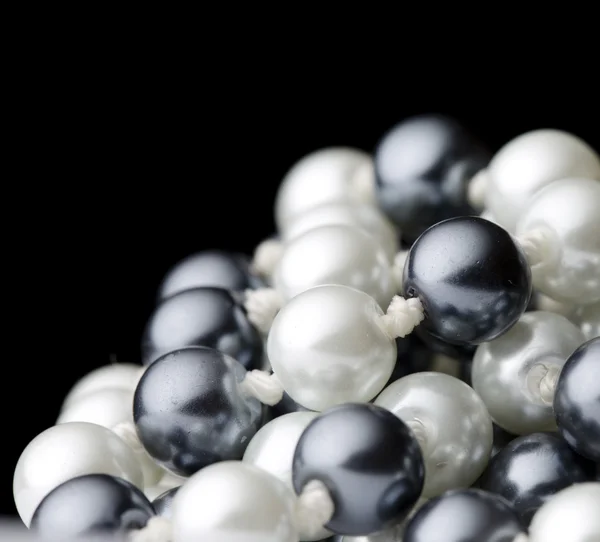Șir de perle albe și negre — Fotografie, imagine de stoc