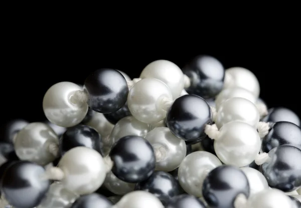 Рядок чорно-білих перлин — стокове фото