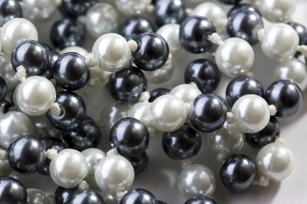 Řetězec černé a bílé perly — Stock fotografie