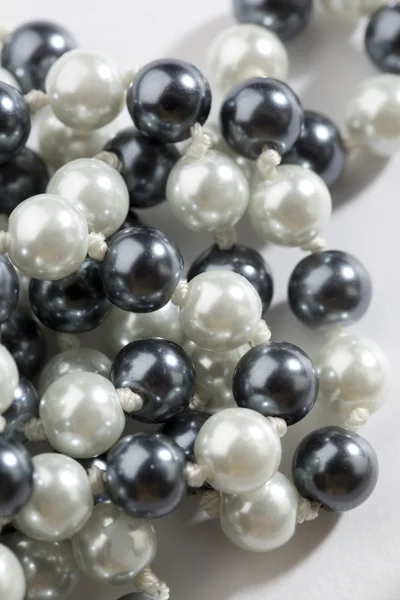 Cadena de perlas blancas y negras —  Fotos de Stock