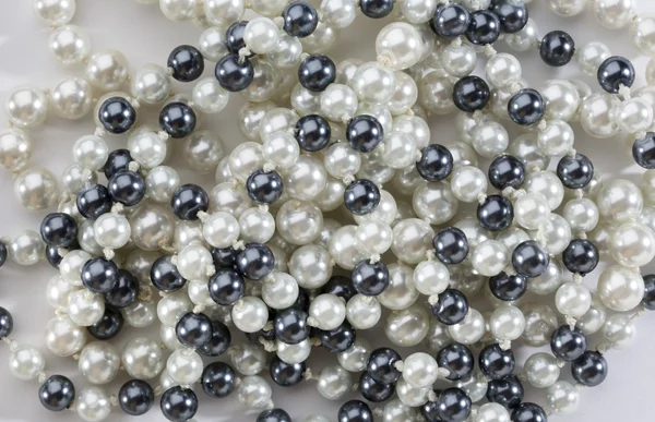 Řetězec černé a bílé perly — Stock fotografie