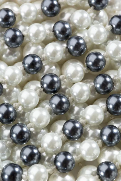 Cadena de perlas blancas y negras —  Fotos de Stock