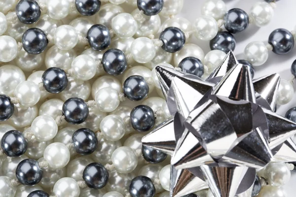 Perlenkette aus schwarzen und weißen Perlen mit Schleife — Stockfoto