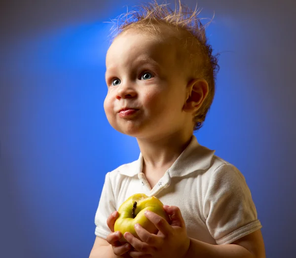 Bambino che tiene la mela in mano — Foto Stock