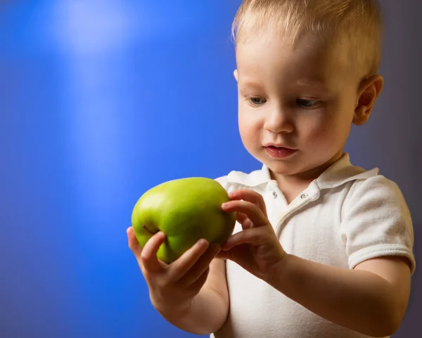 Child with a green apple — Stok fotoğraf