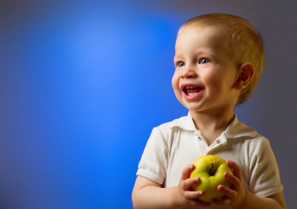 Bambino con una mela verde — Foto Stock