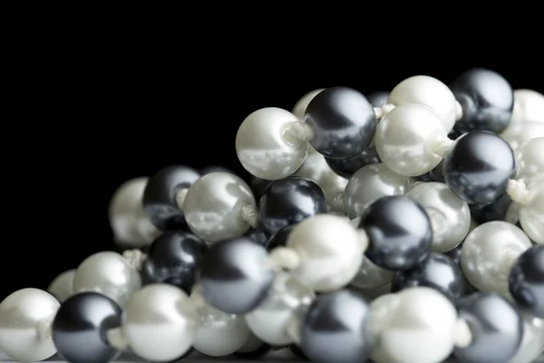 Cadena de perlas blancas y negras — Foto de Stock
