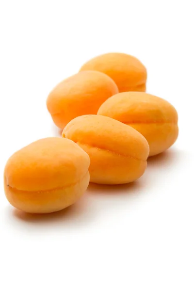 Rijpe abrikozen op witte achtergrond — Stockfoto