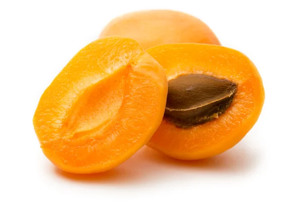 Zralé meruňky na bílém pozadí — Stock fotografie