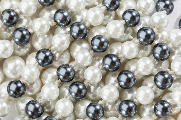 Cadena de perlas blancas y negras — Foto de Stock