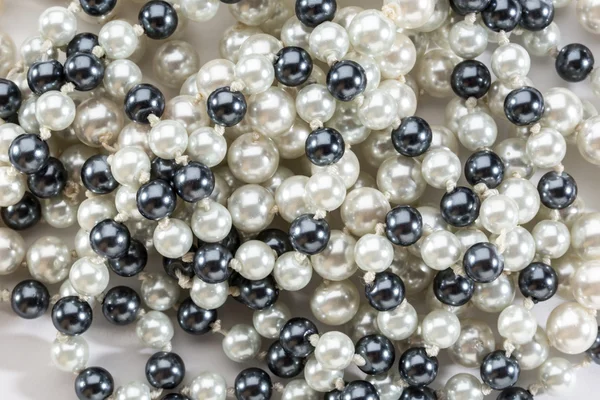 Kette aus schwarzen und weißen Perlen — Stockfoto