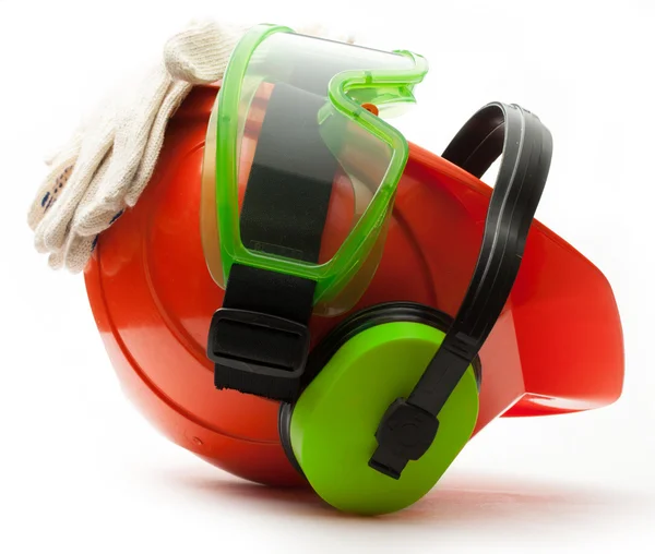 Casque de sécurité rouge avec écouteurs, lunettes et gants — Photo