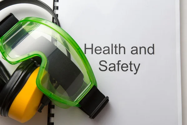 Registro sanitario e di sicurezza con occhiali e auricolari — Foto Stock