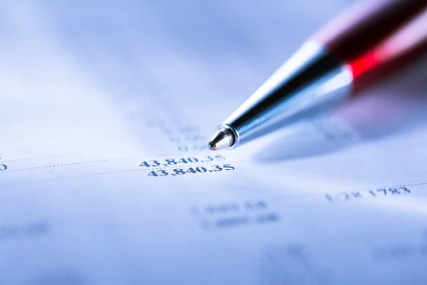 Driftsbudget och en penna — Stockfoto