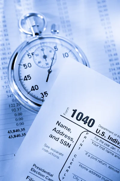 Formularz podatkowy, budżetu i stoper — Zdjęcie stockowe