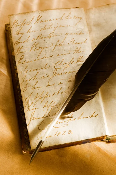 Livro velho com pena caneta — Fotografia de Stock