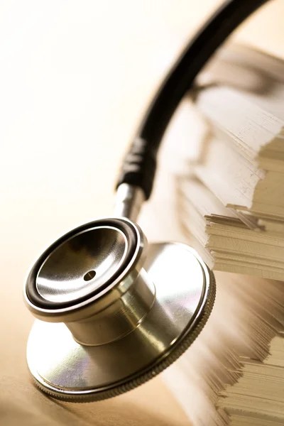 Stetoskop och högen av papperskort — Stockfoto