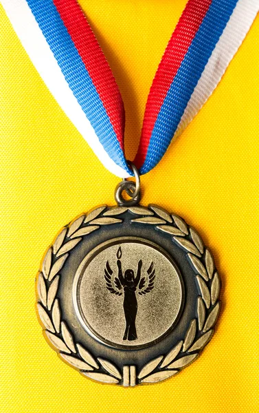 Medalha de metal com fita tricolor — Fotografia de Stock
