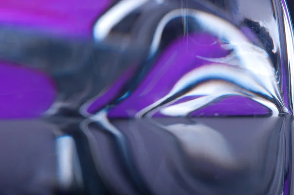 紫のガラス鏡像と抽象化. — ストック写真