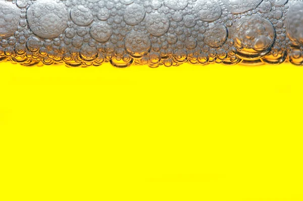 Foam and bubbles in beer. — Stock Photo, Image