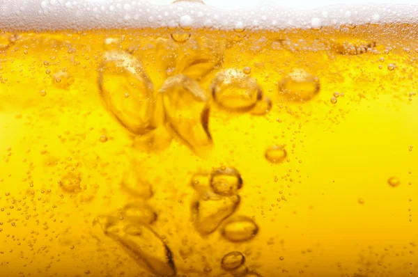 Skum och bubblor i öl. — Stockfoto