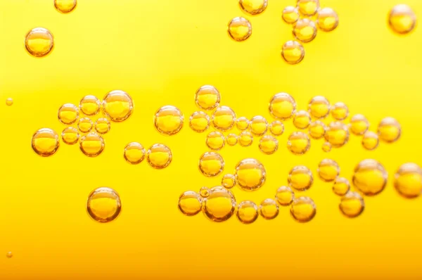 Тисячі маленьких бульбашок у пиві . — стокове фото