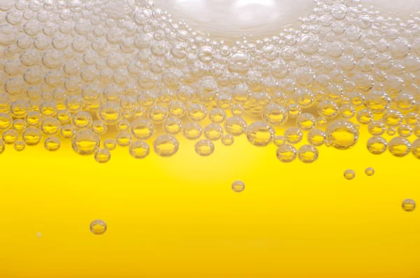 Foam and bubbles in beer. — Stock Photo, Image