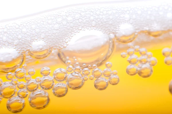 Schaum und Blasen im Bier. — Stockfoto