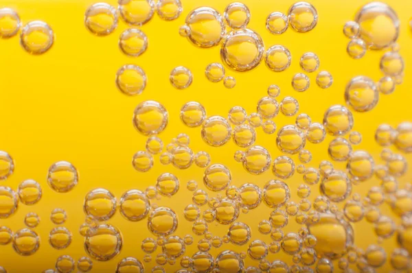 Тысячи маленьких пузырьков в пиве . — стоковое фото