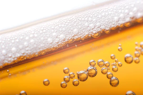 Espuma y burbujas en cerveza . —  Fotos de Stock