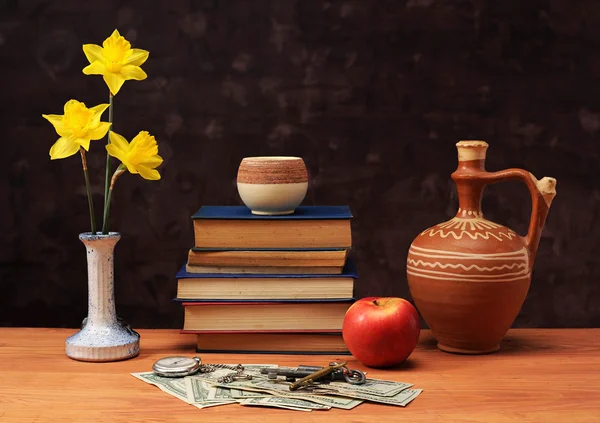 Eski kitaplar, çiçekler ve para — Stok fotoğraf