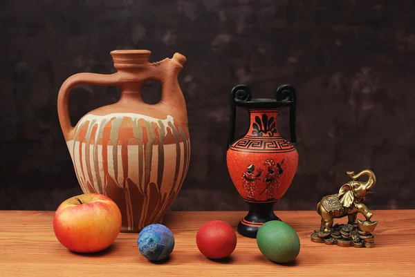 Taça de cerâmica e ovos pintados — Fotografia de Stock